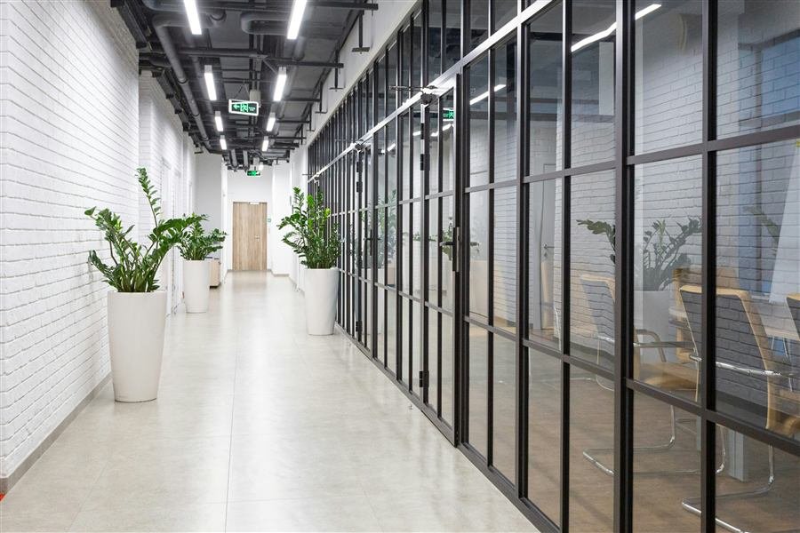 Espacio interior con cerramiento de grandes paños