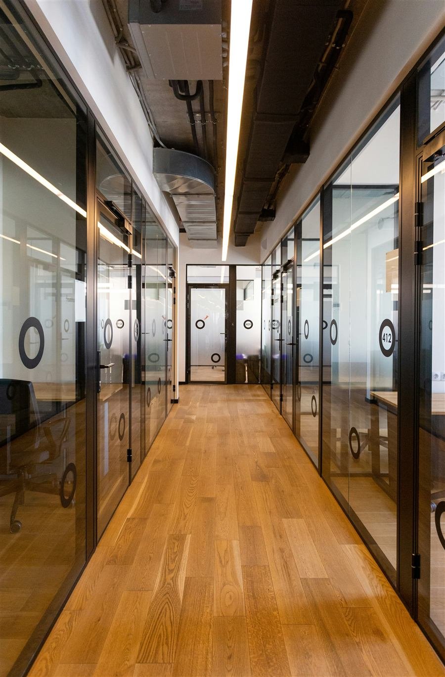 Cerramiento contemporáneo con entrada de luz