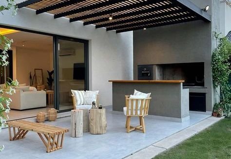 Quincho con pérgola y parrilla integrada